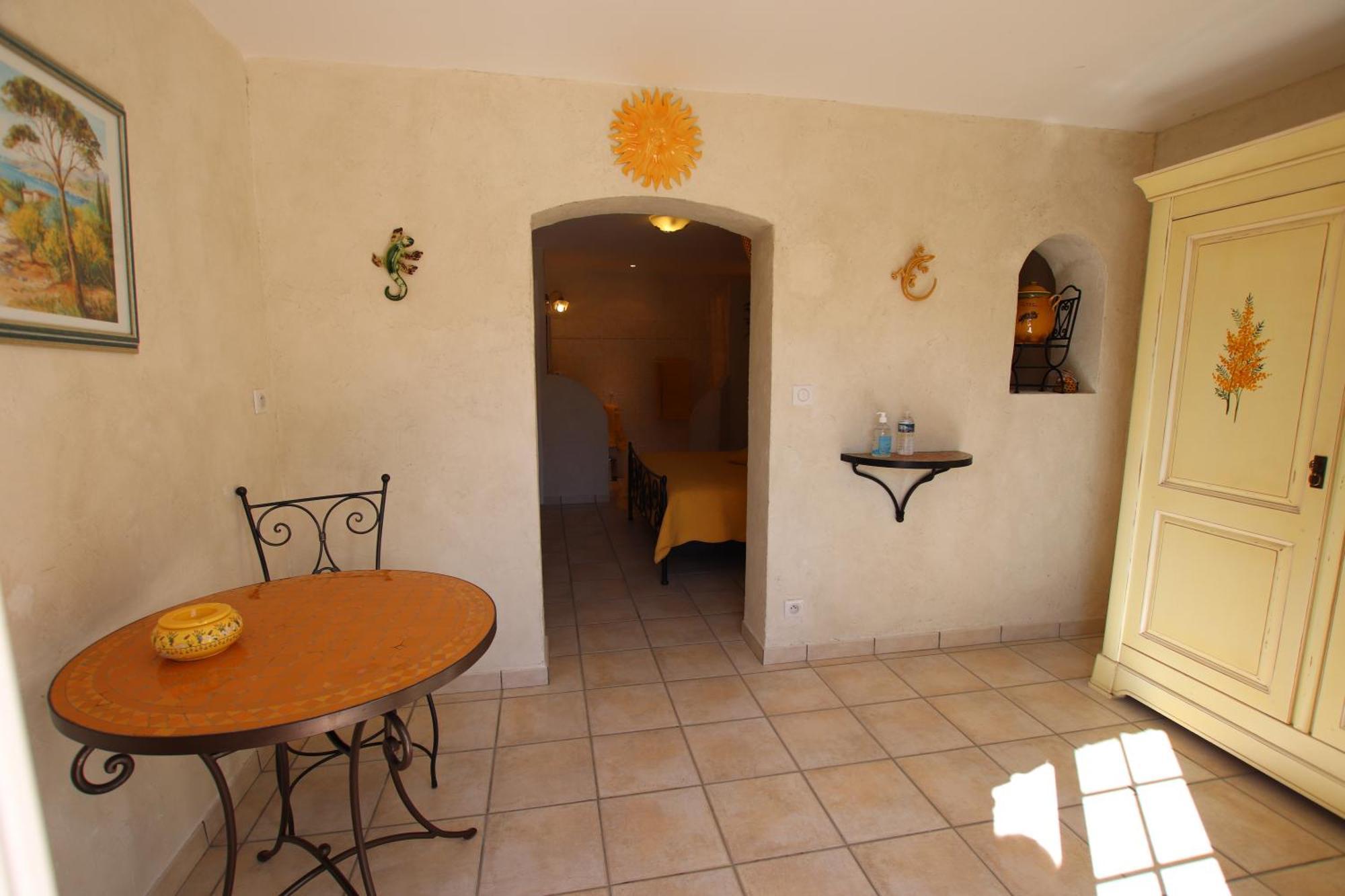 LE MAS DES TARENTES Chambres d'hôtes Trans-en-Provence Extérieur photo
