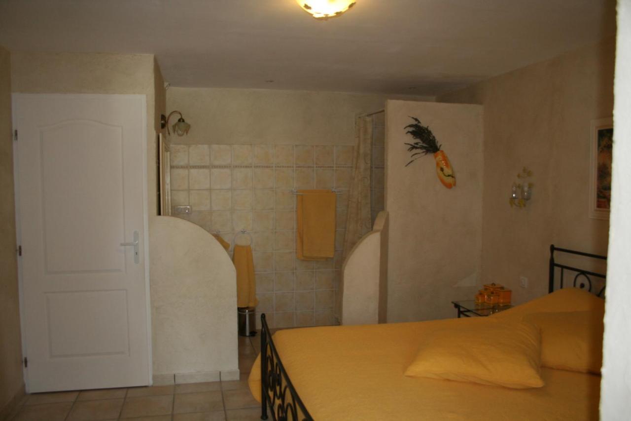 LE MAS DES TARENTES Chambres d'hôtes Trans-en-Provence Extérieur photo